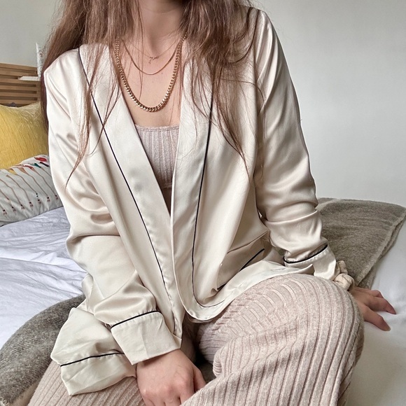 *Victoria's Secret Cream and Black Accent Wrap Mini Robe - Picture 1 of 8